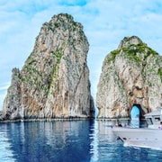 Von Sorrent/Nerano: Capri-Inselrundfahrt mit Guide an Bord