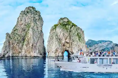 From Sorrento/Nerano: Capri Island Cruise with Guide Onboard