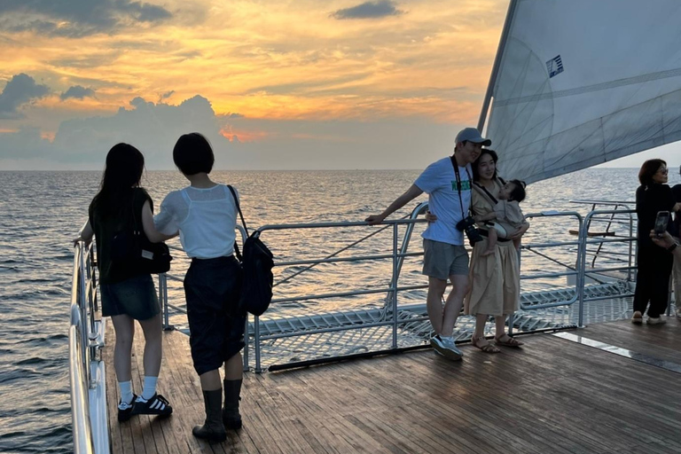 Jeju: Yacht Tour with Optional Sunset or Haenyeo Experience Sunset Tour