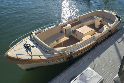 Lisbon: Tagus Motorboat Cruise Open Bar & Pro Guide Morning: Breakfast Motorboat Cruise with Open Bar