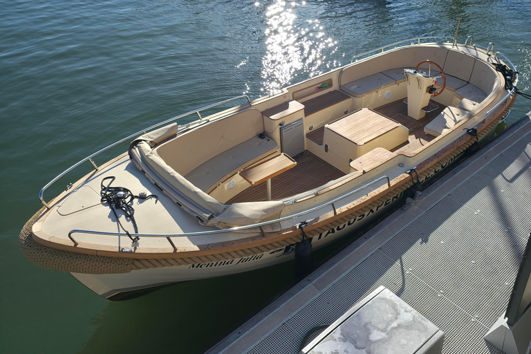 Lisbon: Tagus Motorboat Cruise Open Bar & Pro Guide Morning: Breakfast Motorboat Cruise with Open Bar