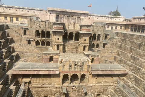 De Agra a Jaipur com um tour guiado por Fatehpur Sikri e AbhaneriCarro só de ida de Agra para Jaipur com Fatehpur Sikri e Abhaneri