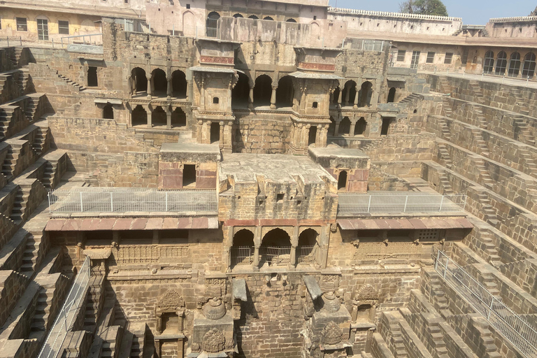 De Agra a Jaipur com um tour guiado por Fatehpur Sikri e AbhaneriCarro só de ida de Agra para Jaipur com Fatehpur Sikri e Abhaneri