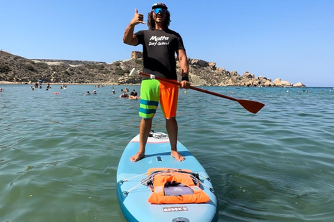 Lektion i stand up paddleboarding på Malta Surf School