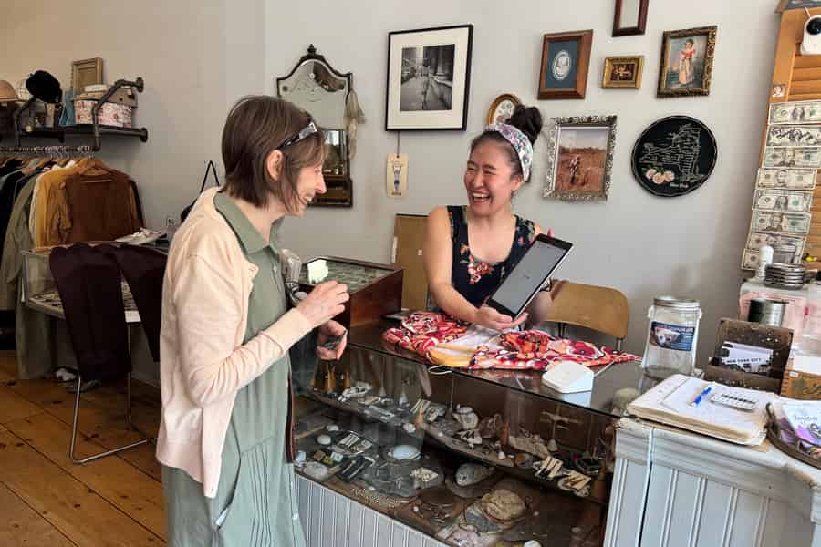 Brooklyn: Guided Williamsburg Food Tastings & Shopping Tour
