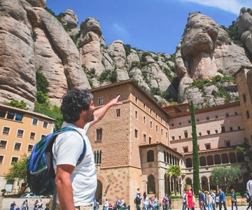 Viagem de 1 dia privada a Montserrat e à Cripta de Gaudí - Serviço de busca no hotel