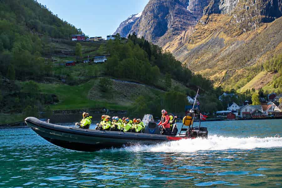 Flåm: RIB-Bootstour im Nærøyfjord und Wasserfall. Foto: GetYourGuide