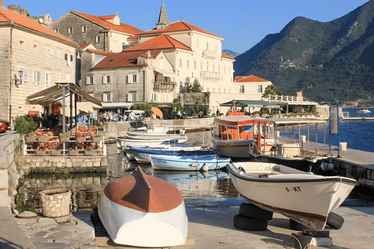 Stare miasto w Perast i kościół Matki Bożej na Skale: rejs wycieczkowy łodzią motorowąStare miasto Perast i kościół Na Skale: rejs łodzią motorową