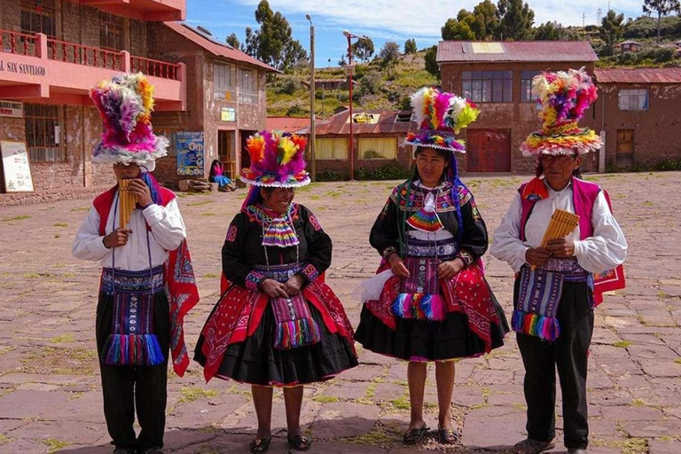 Depuis Cusco : Lac Titicaca - visite d&#039;une jounée en bus couchette