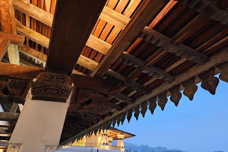 Kandy: Night Tour with Boat Safari, Cultural Show & Temples