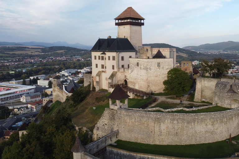 Viena: passeio de um dia ao Castelo de Červený Kameň, Čičmany e Trenčín