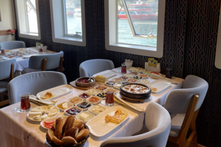 Istanbul: Bosphorus Cruise with Brunch