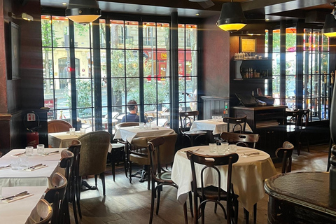 Paris: enjoy a glass of champagne with sweets at the Arc de Triomphe Parisian champagne snack