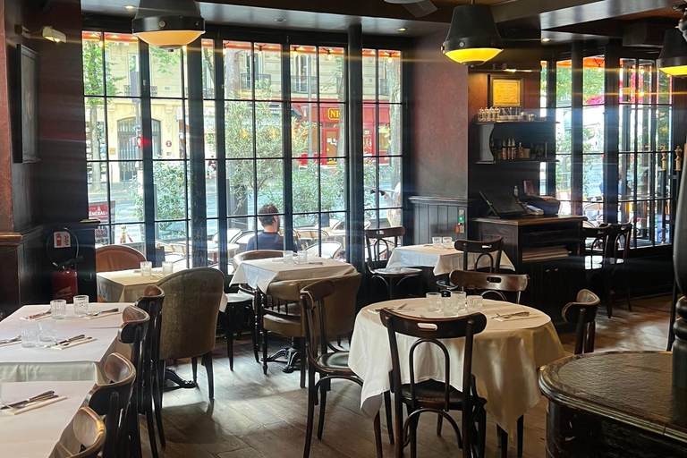 Paris: enjoy a glass of champagne with sweets at the Arc de Triomphe Parisian champagne snack