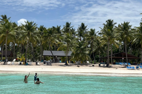 蓬塔卡纳：绍纳岛之旅 • 双体船和海滩午餐