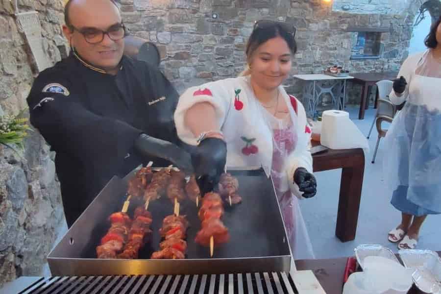 Souvlaki-Kurs in Mykonos. Foto: GetYourGuide Souvlaki-Kurs in Mykonos. Foto: GetYourGuide