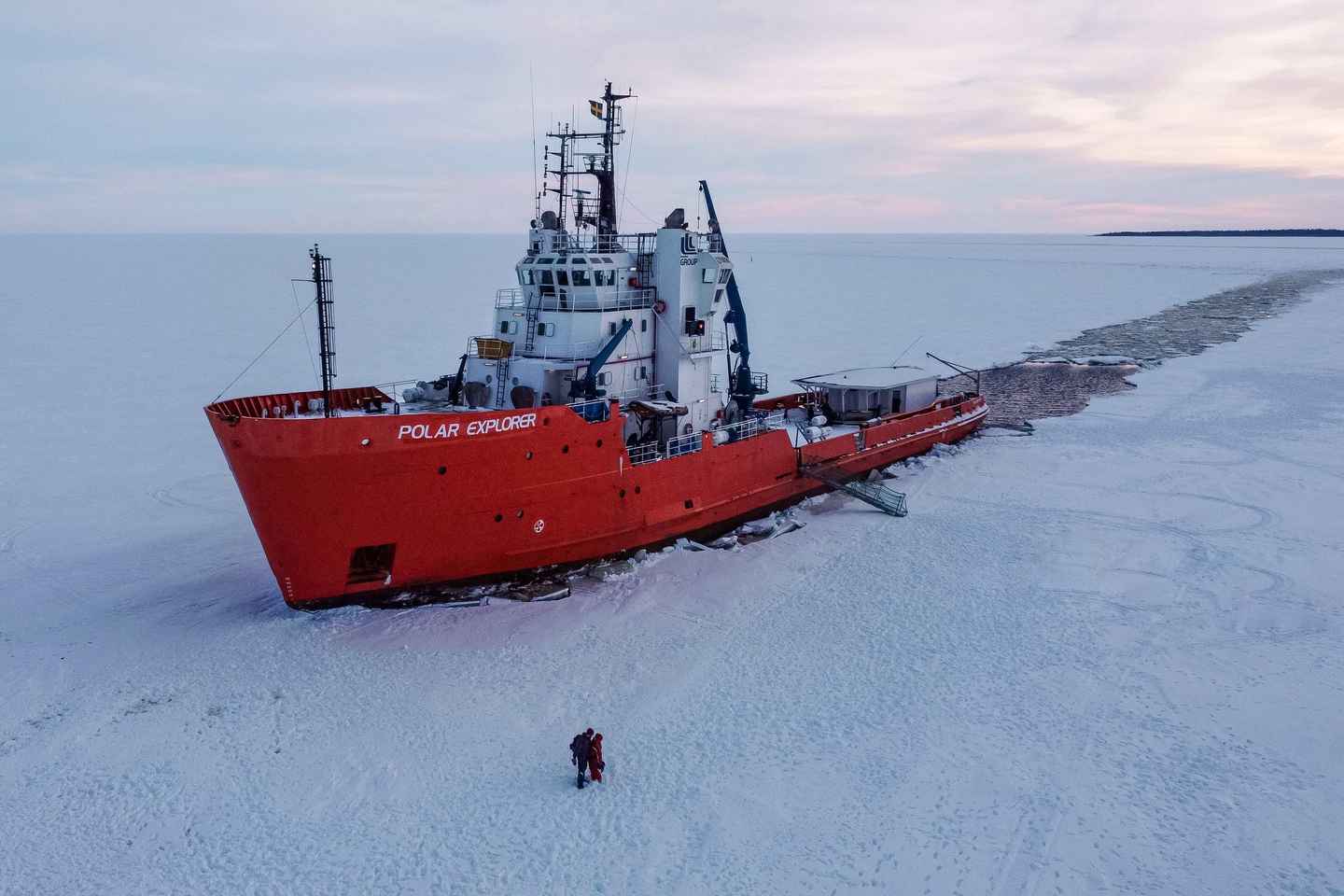 ロヴァニエミ：ランチ付きアイスブレーカークルーズ＆アイスフローティング体験