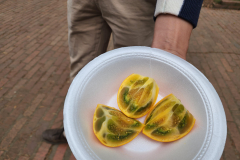 Visite du marché aux fruits par un gastronome