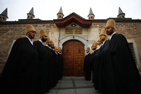 Stambuł: tradycyjni wirujący derwisze w pobliżu Hagia SophiaStambuł: tradycyjni wirujący derwisze w pobliżu świątyni Hagia Sophia
