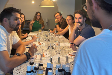 Monaco: laboratorio di creazione di profumi con un profumiere