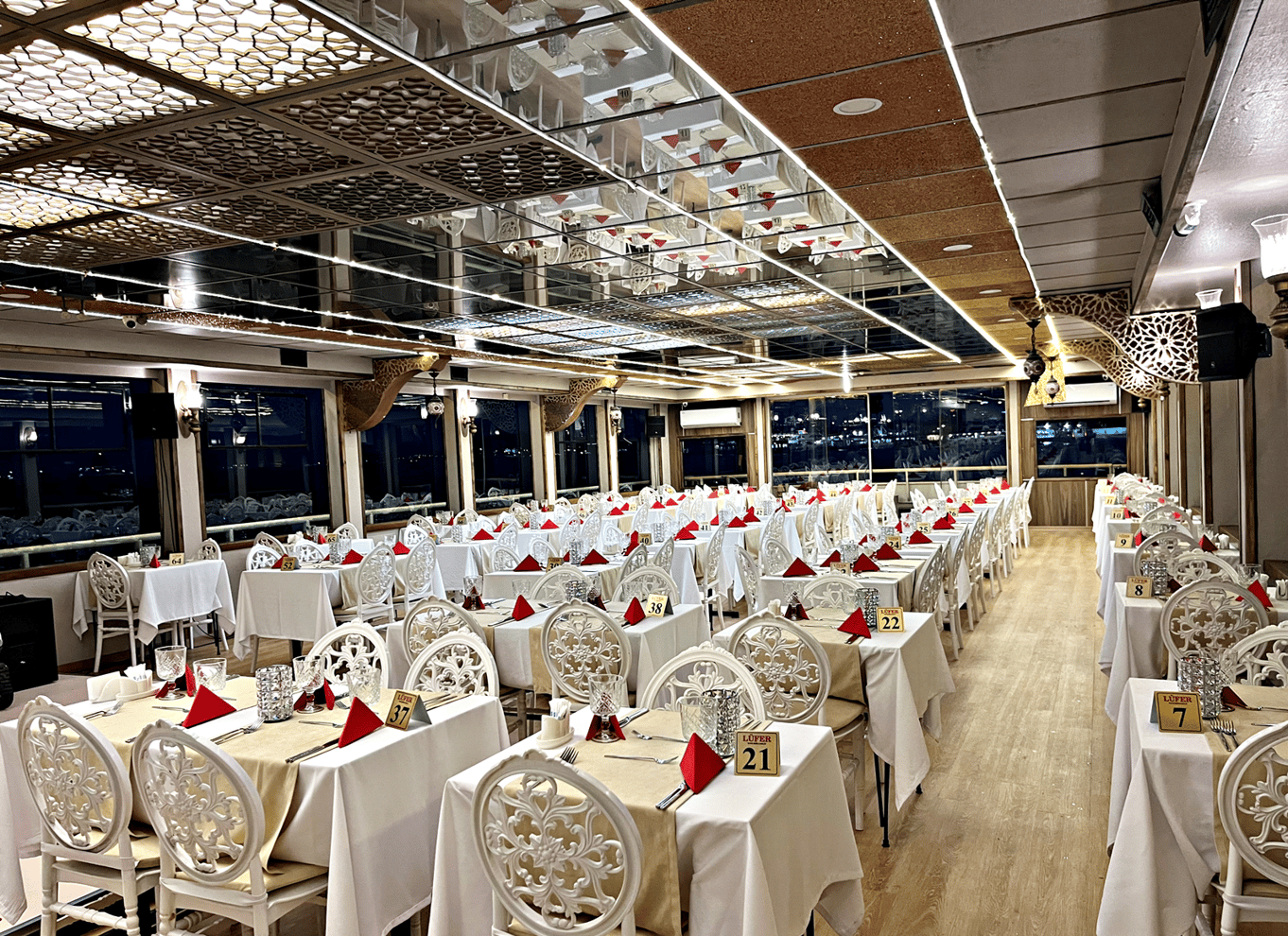 Istanbul: Bosporus-middagscruise og show med privat bord