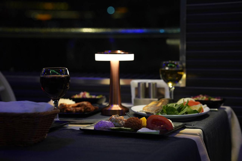 رحلة عشاء بحرية في مضيق البوسفور مع مشروبات وترفيه غير محدودمشروبات غازية غير محدودة وبدون تحويل