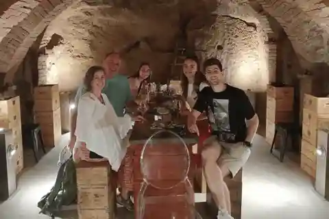 Sienne Dégustation de vins souterrains dans une grotte médiévale