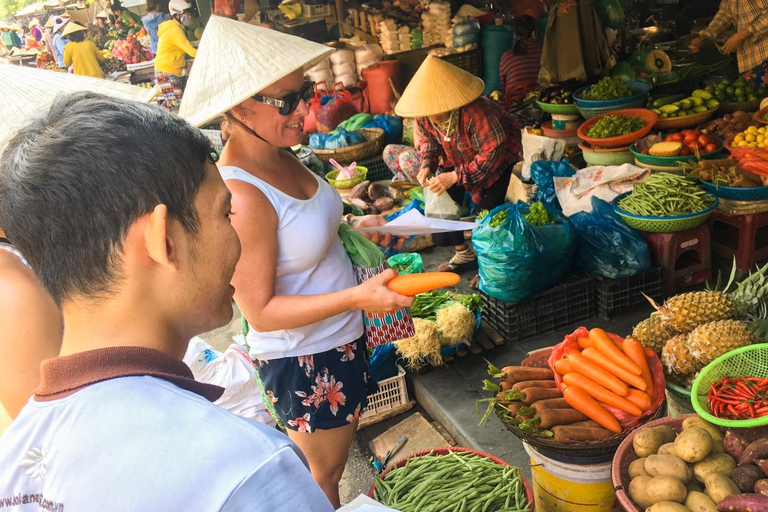 Hoi An : Kookles met rondleiding over de markt en een rondvaart met een mandje