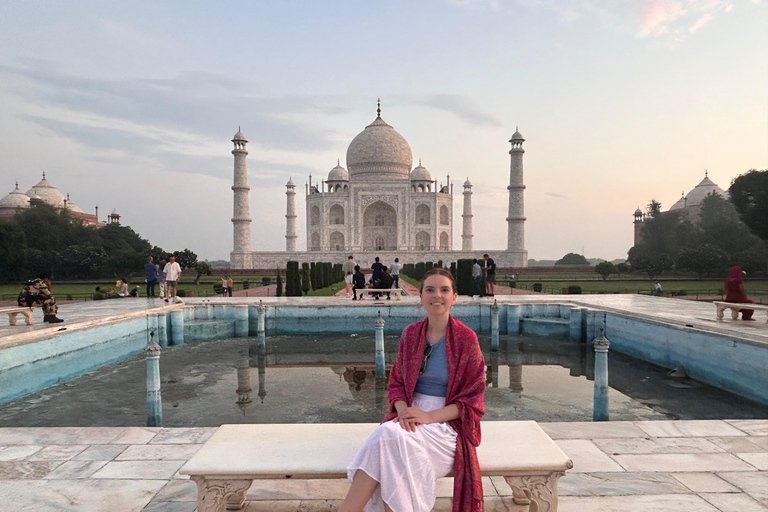 De Delhi : Tour du Taj Mahal au lever du soleil à AgraSeulement le guide (pas de voiture, de frais d&#039;entrée et de repas)