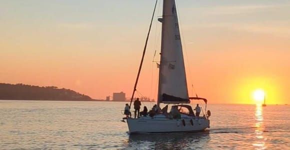 Lisboa:Sunset Sailing Tour at Tagus River with welcome drink