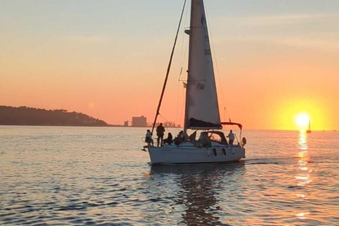 Lisboa:Sunset Sailing Tour at Tagus River with welcome drink
