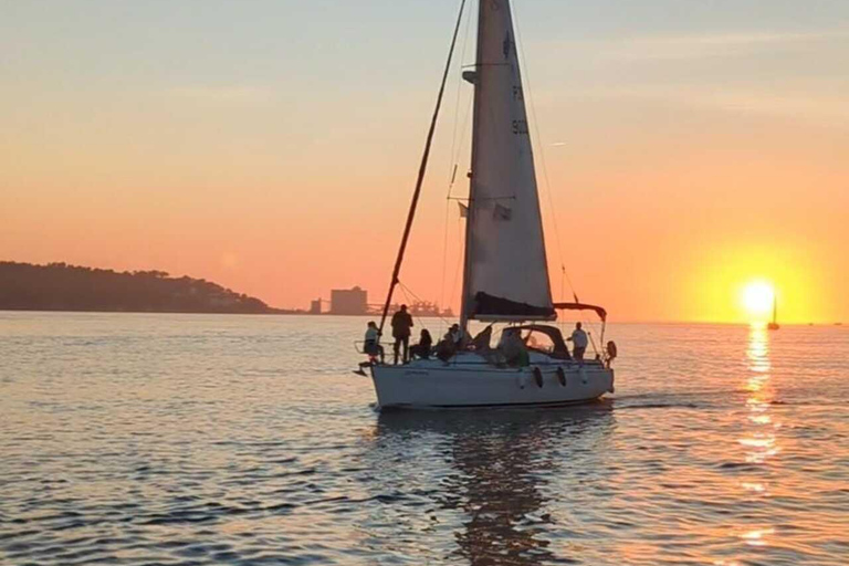 Lisboa:Sunset Sailing Tour at Tagus River with welcome drink