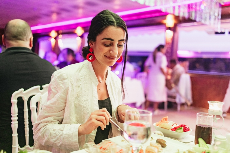 Istanbul : dîner-croisière et spectacle sur le Bosphore avec table privéeDîner et boissons non alcoolisées avec transfert à l'hôtel