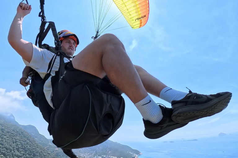 Niterói: Tandem Paragliding Flight with Luciano Miranda – No prior training required. Niterói: Tandem Paragliding Flight with Luciano Miranda – No Training Required