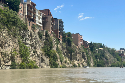 TBILISI: Paseo en barco privado y exclusivo con bebida de bienvenidaTBILISI: Paseo en barco privado exclusivo y con bebida de bienvenida