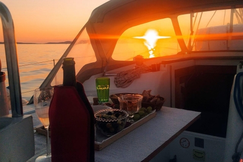 Ibiza: Wycieczka łodzią o zachodzie słońca z wykwintnymi przekąskami i szampanemWycieczka łodzią o zachodzie słońca na Ibizie z wykwintnymi przekąskami i szampanem