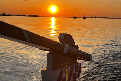 Spakenburg: Rejs autentyczną łodzią rybacką o zachodzie słońcaSpakenburg: Rejs o zachodzie słońca autentyczną łodzią rybacką