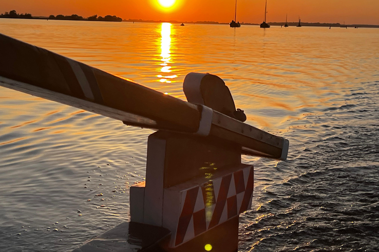 Spakenburg: Rejs autentyczną łodzią rybacką o zachodzie słońcaSpakenburg: Rejs o zachodzie słońca autentyczną łodzią rybacką