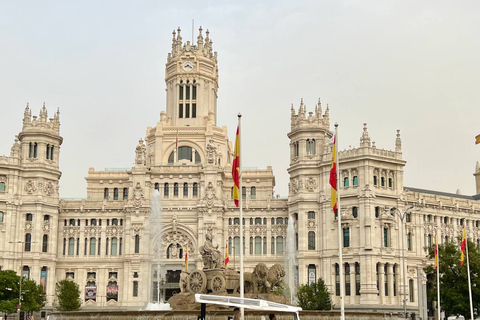 Madrid: Private Tuk-Tuk City Highlights TourMadrid: Private Tuk-Tuk Stadt-Highlights Tour