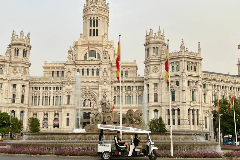 Madri: Tour particular de Tuk-Tuk pelos destaques da cidadeMadri: tour privado pelos destaques da cidade de tuk-tuk