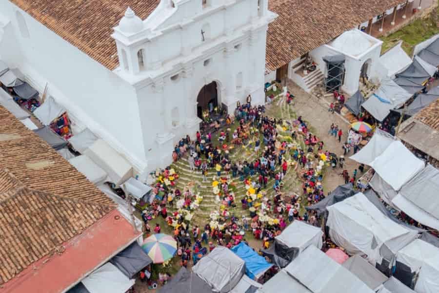 Ab Panajachel: Bustransfer nach Chichicastenango (Hin- und Rückfahrt). Foto: GetYourGuide Ab Panajachel: Bustransfer nach Chichicastenango (Hin- und Rückfahrt). Foto: GetYourGuide