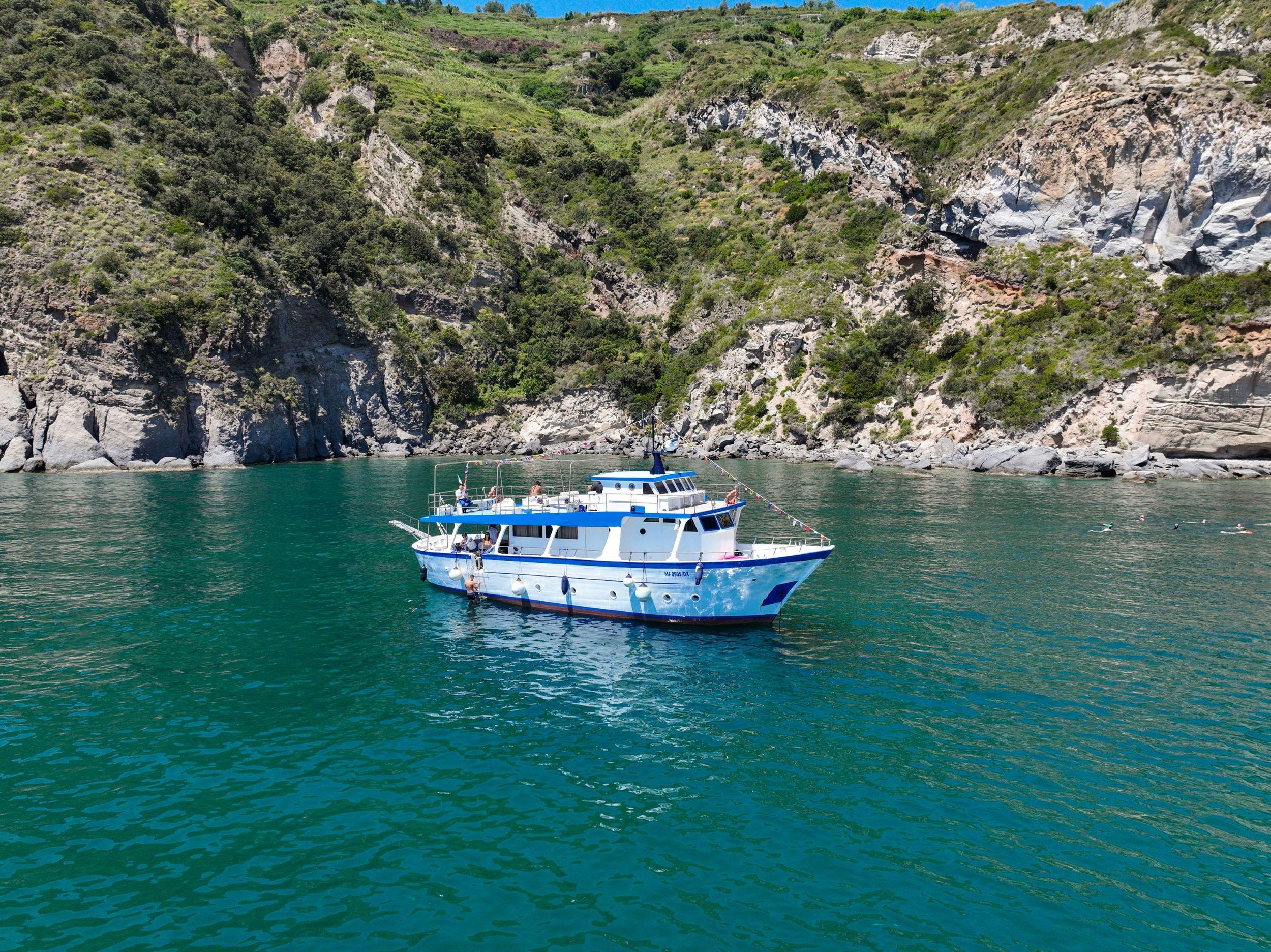Ischia: Minikreuzfahrt mit Badestopps und Mittagessen an Bord