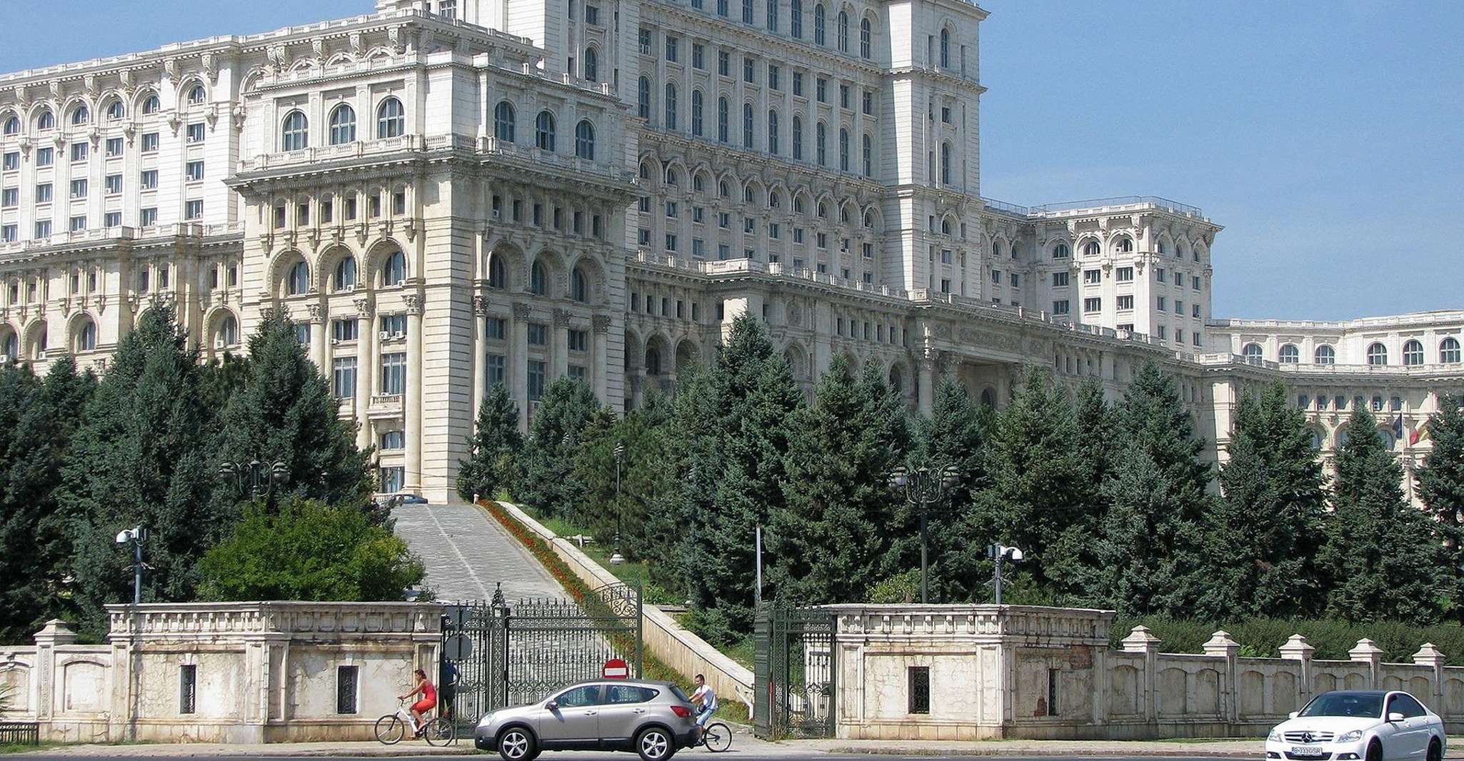 Spanish guided tour at the Palace of Parliament in Bucharest - Housity