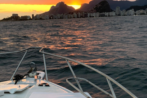 Rio de Janeiro : Tour en bateau au coucher du soleil avec toast Heineken