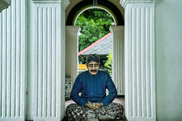 Yogyakarta Palace and Watercastle Guided Tour Private Transfer: Palace & Water castle Guided Tour