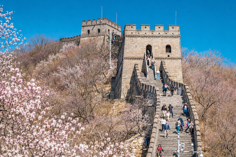 Beijing: Mutianyu Great Wall Bus Tour with Guide 9:20 AM Dongsi Subway Station&Russian guide