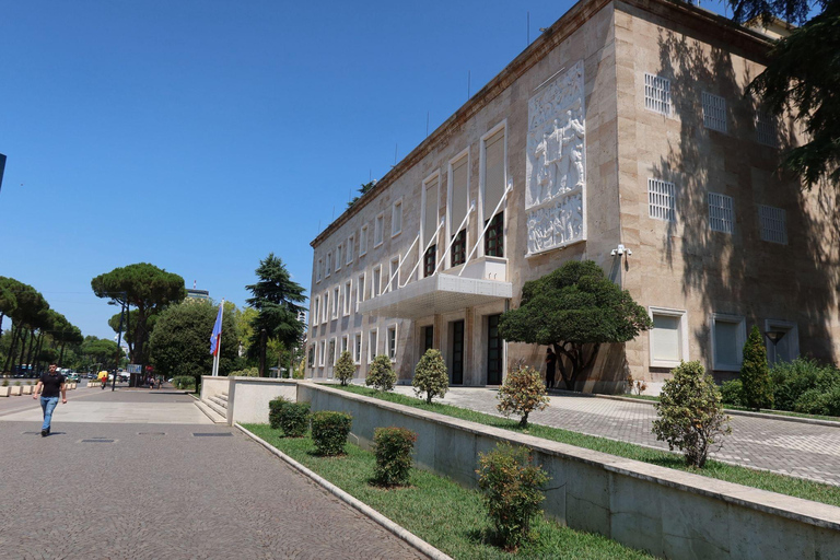 地拉那共产主义遗迹和历史中心之旅地拉那共产主义与历史中心之眼