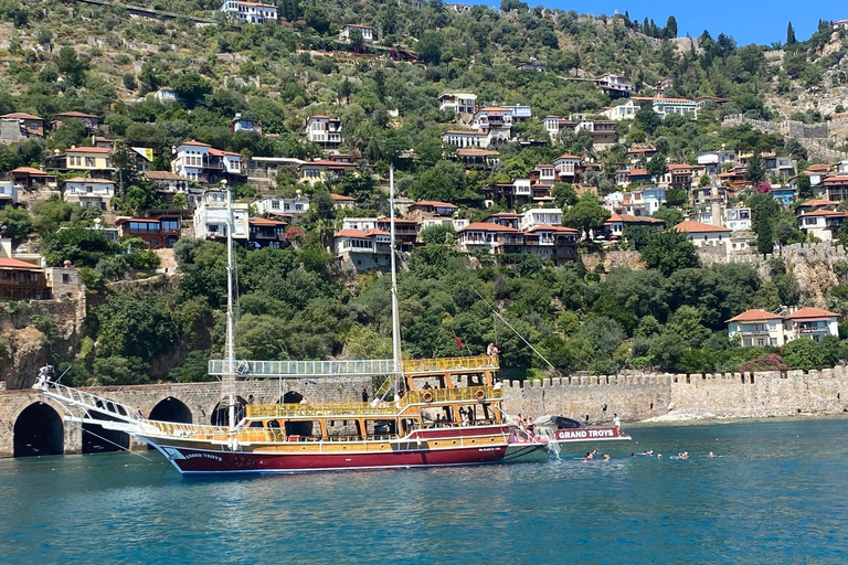 Alanya: Pirate Boat Trip with Swimming and Foam Party Alanya: Pirate Boat Trip with Transfer