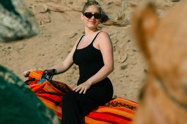 Expérience dans le désert de Timlalin au coucher du soleil, balade à dos de chameau et spectacle de feuExpérience au coucher du soleil dans le désert de Timlalin, balade à do