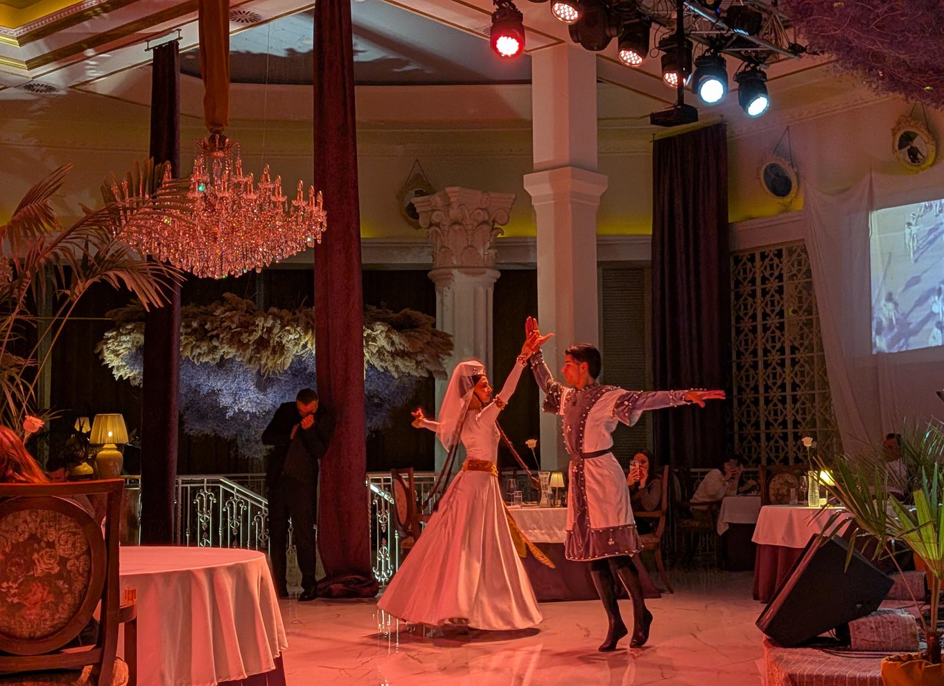 Tbilisi: georgisk middag, danseshow og afhentning på hotellet